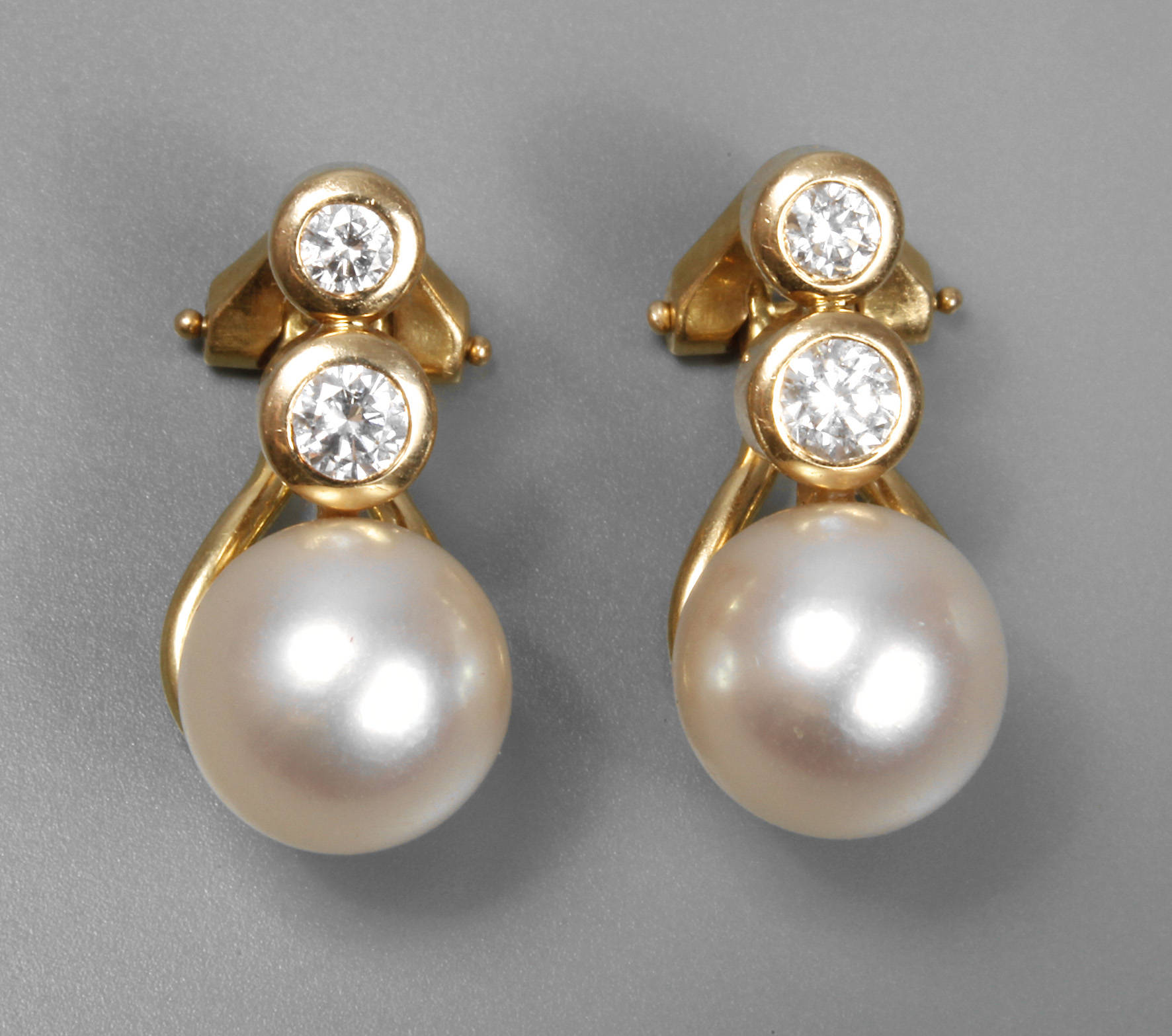 Paar Ohrclips mit Perlen und Brillanten