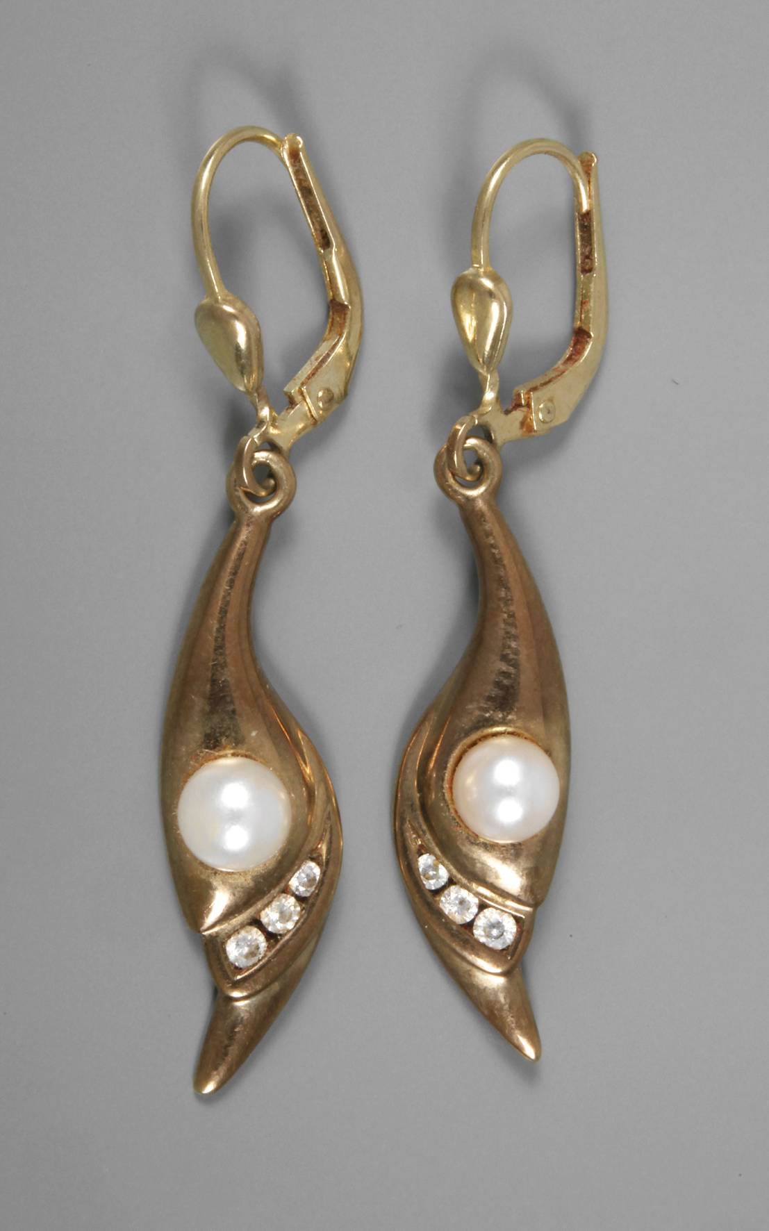 Paar Ohrhänger mit Perle