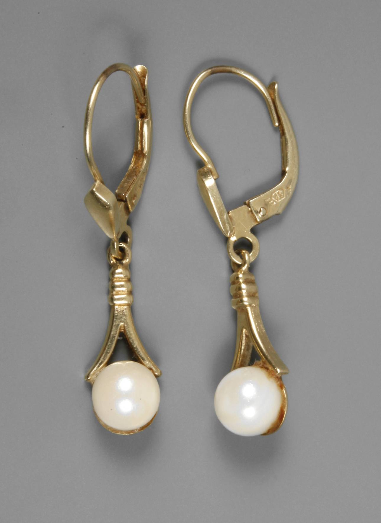 Paar Ohrhänger mit Perlen