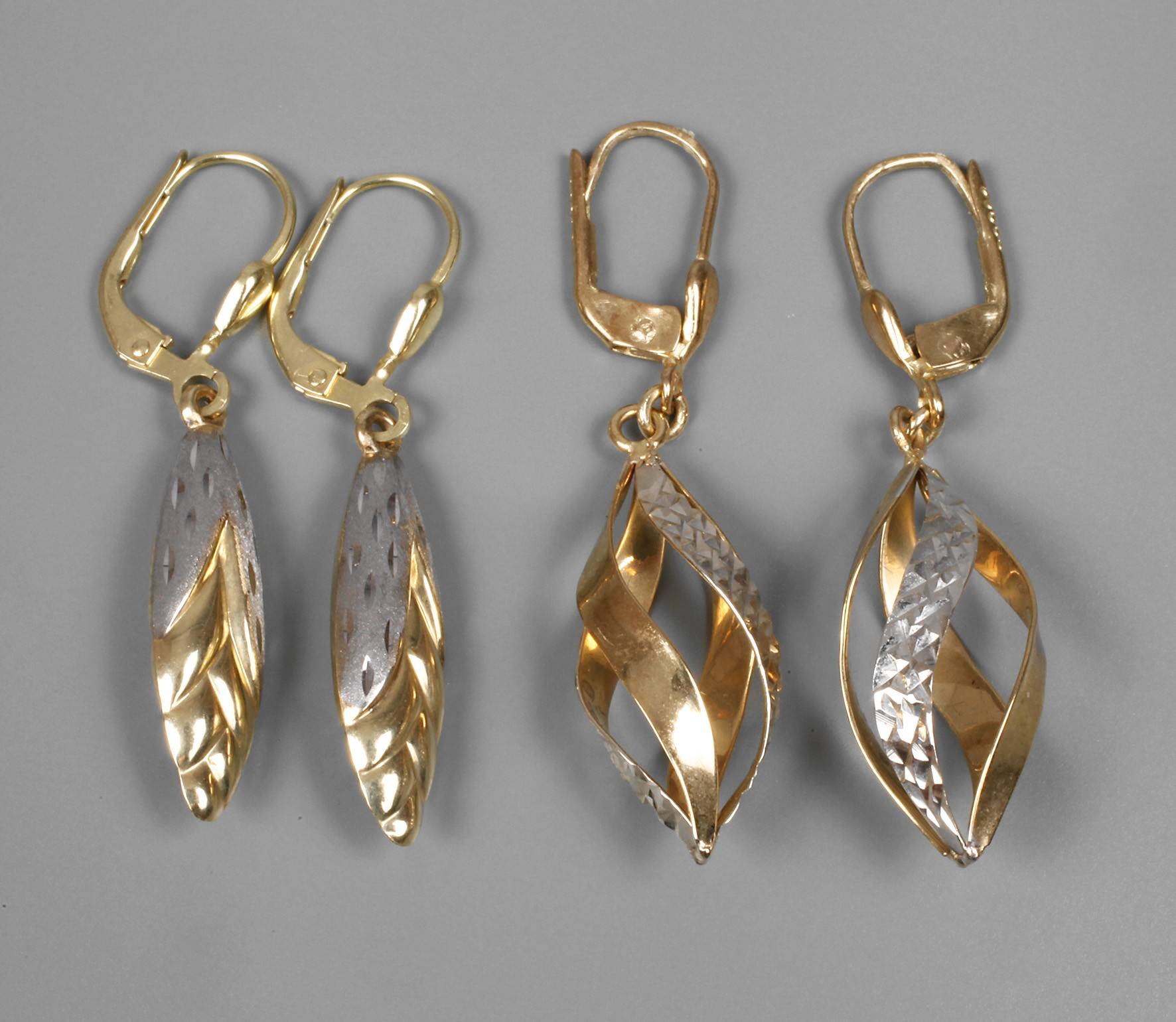 Zwei Paar Ohrhänger Gold