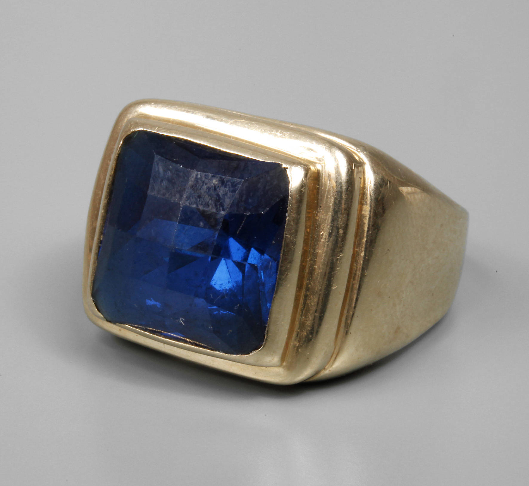 Herrenring mit synthetischem Saphir