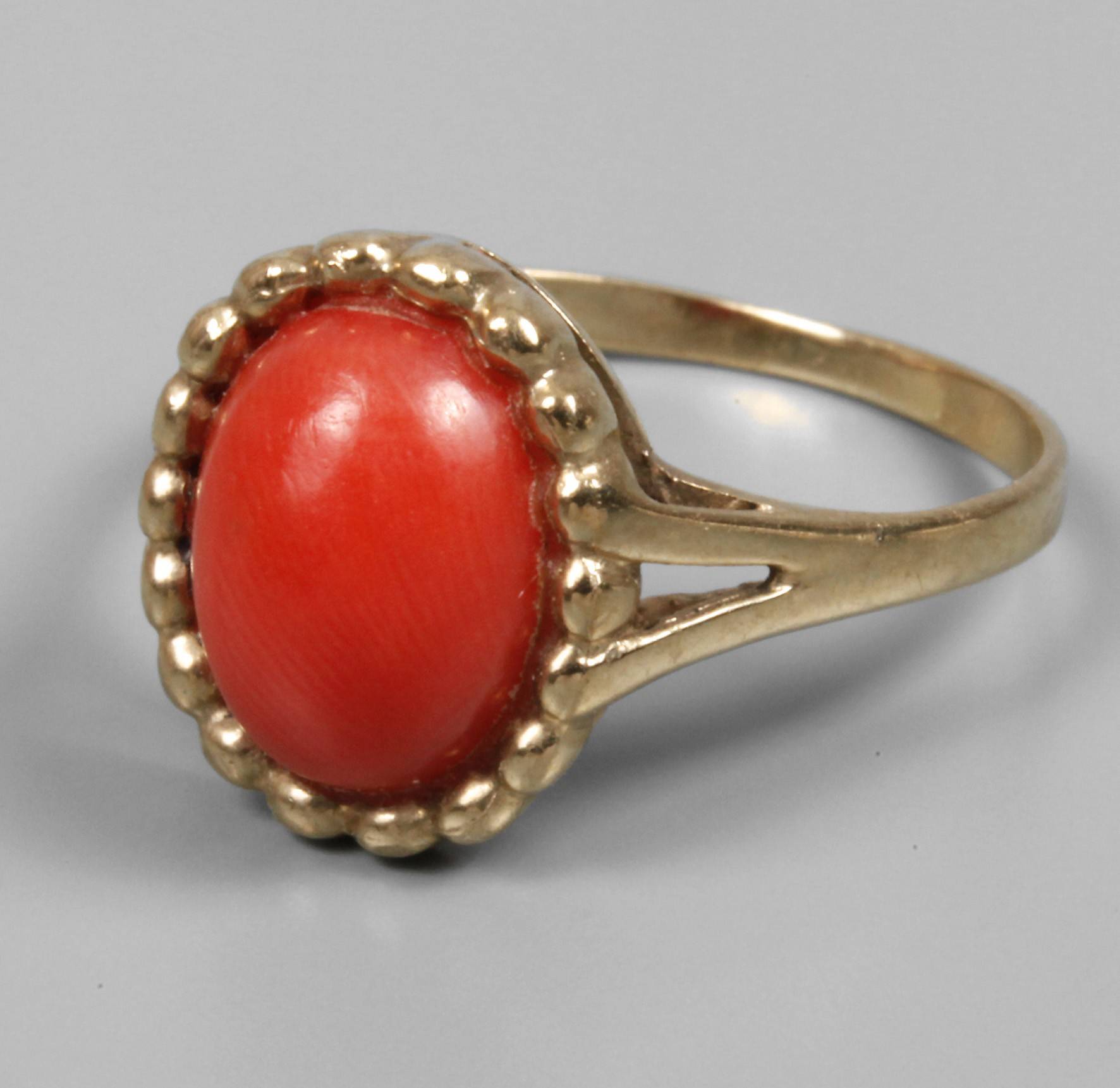 Damenring mit Koralle