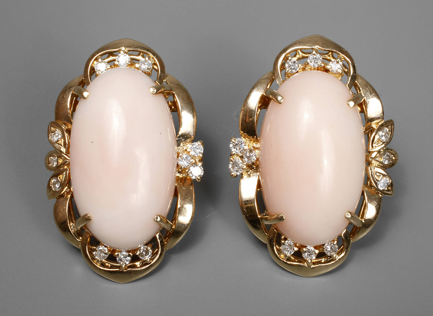 Paar Ohrstecker mit Koralle und Brillanten