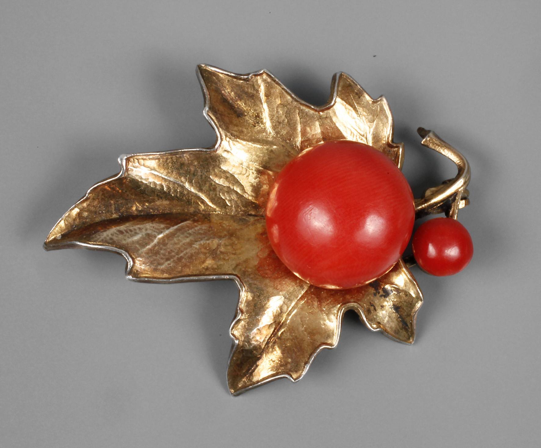 Brosche mit Korallcabochon