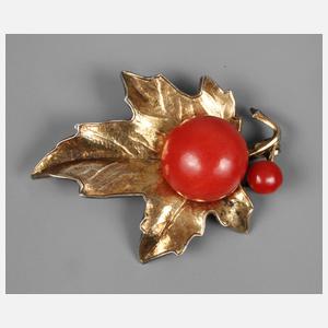 Brosche mit Korallcabochon