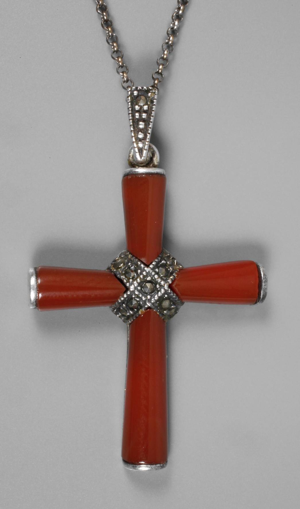 Kreuzanhänger an Kette