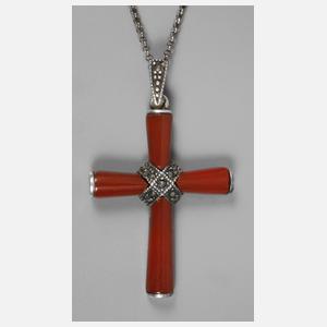 Kreuzanhänger an Kette