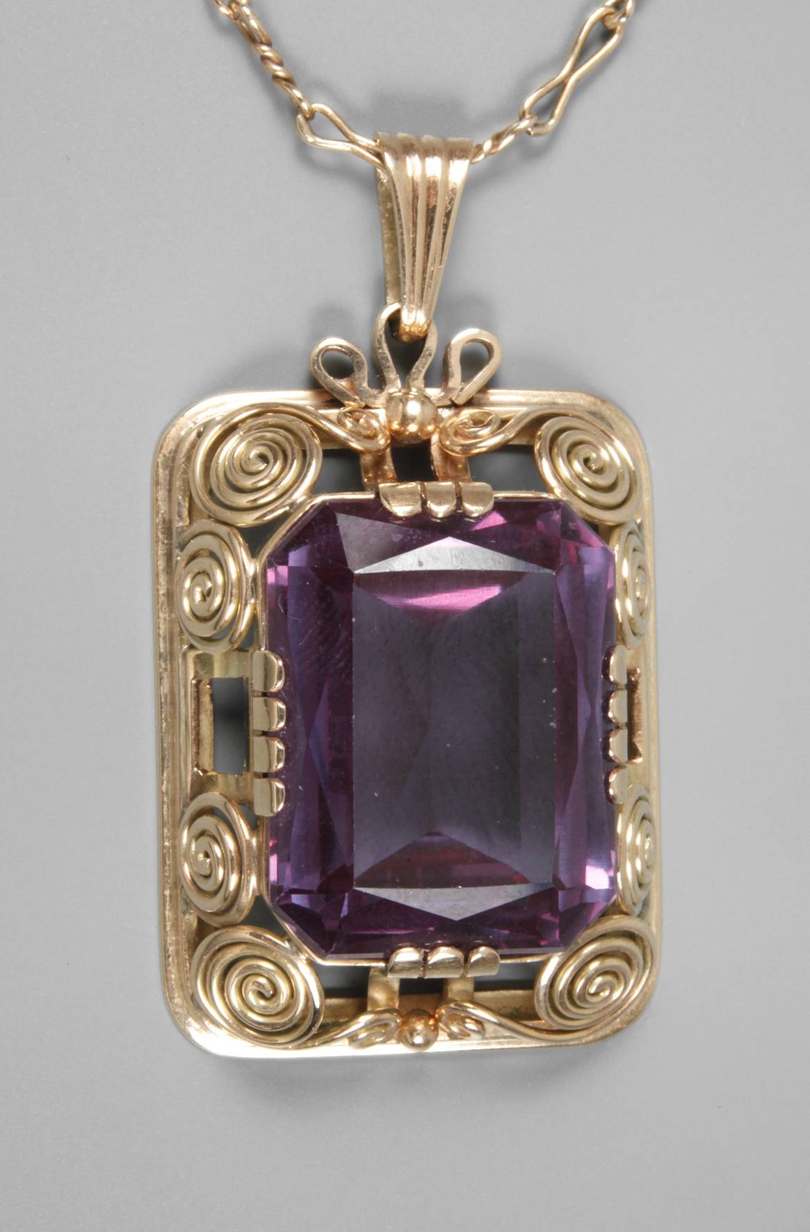 Anhänger mit synth. Spinell an Kette