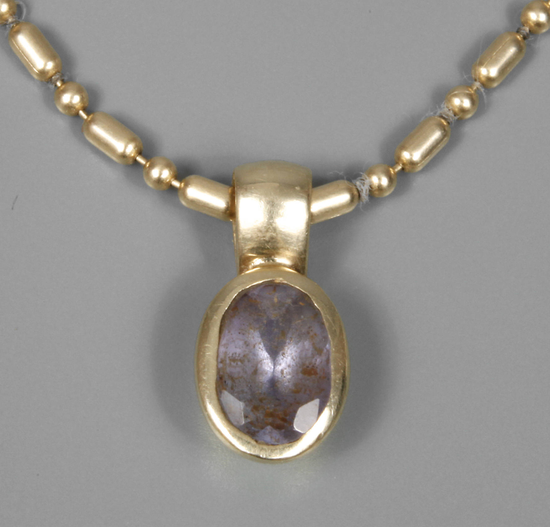 Anhänger mit Tansanit an Kette