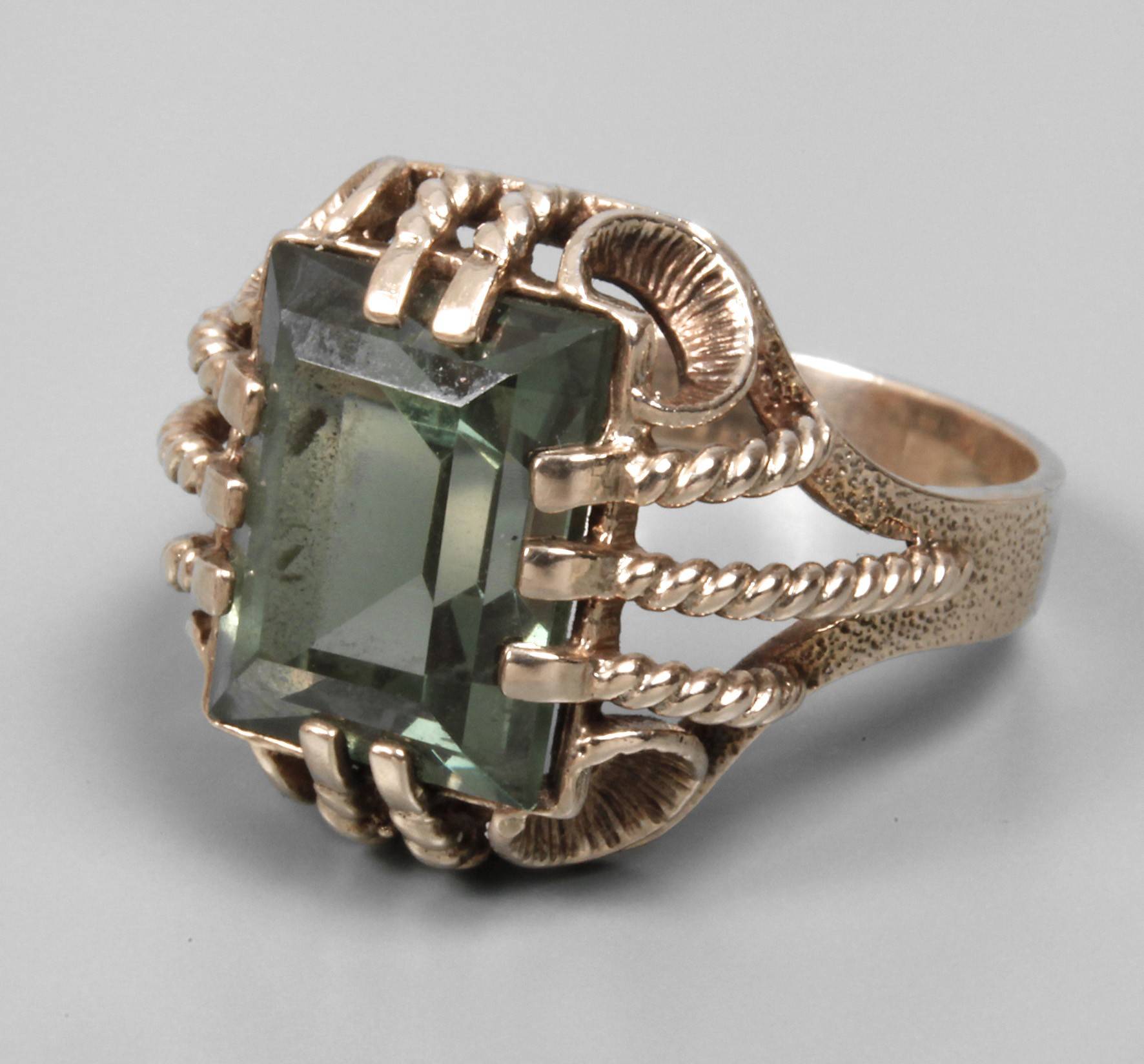 Damenring mit synthetischem Spinell