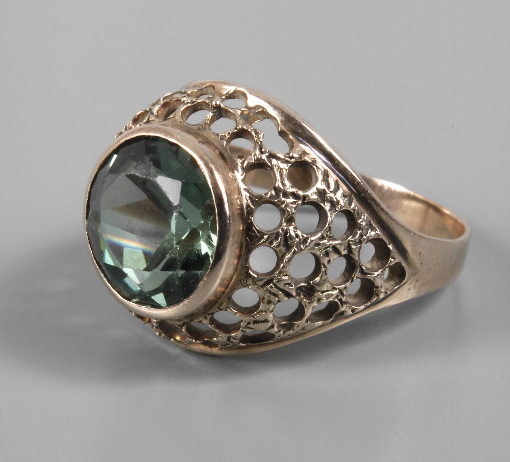 Damenring mit turmalinfarbenem synthetischen Spinell