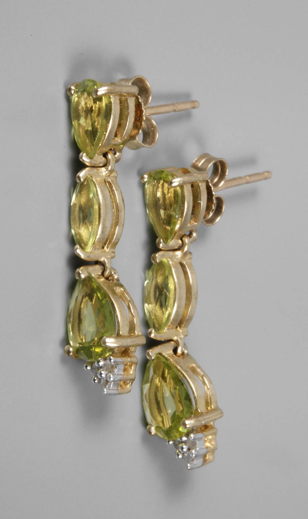 Paar Ohrhänger mit Peridot und Diamanten