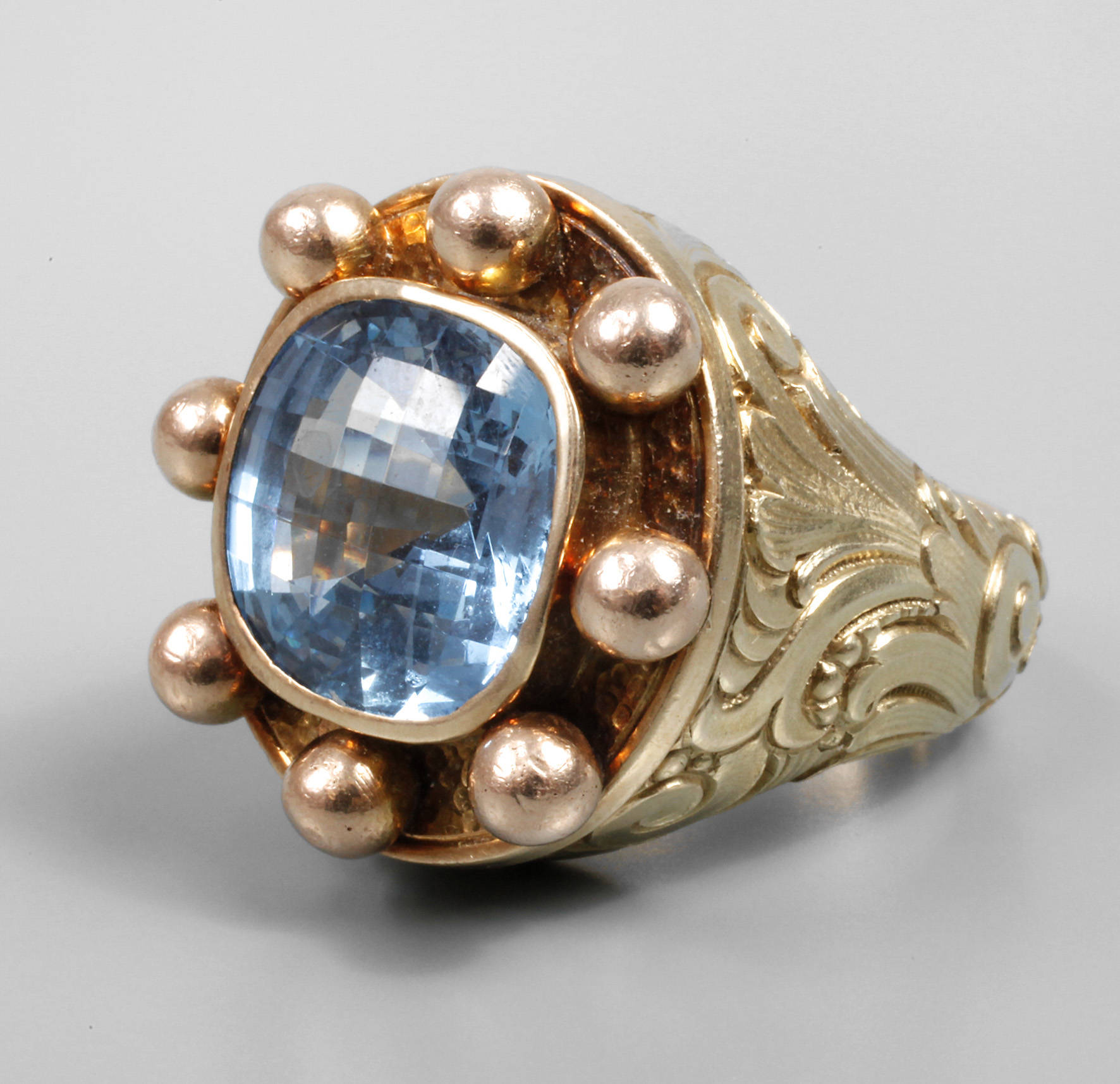 Sehr großer Herrenring mit synthetischem Spinell