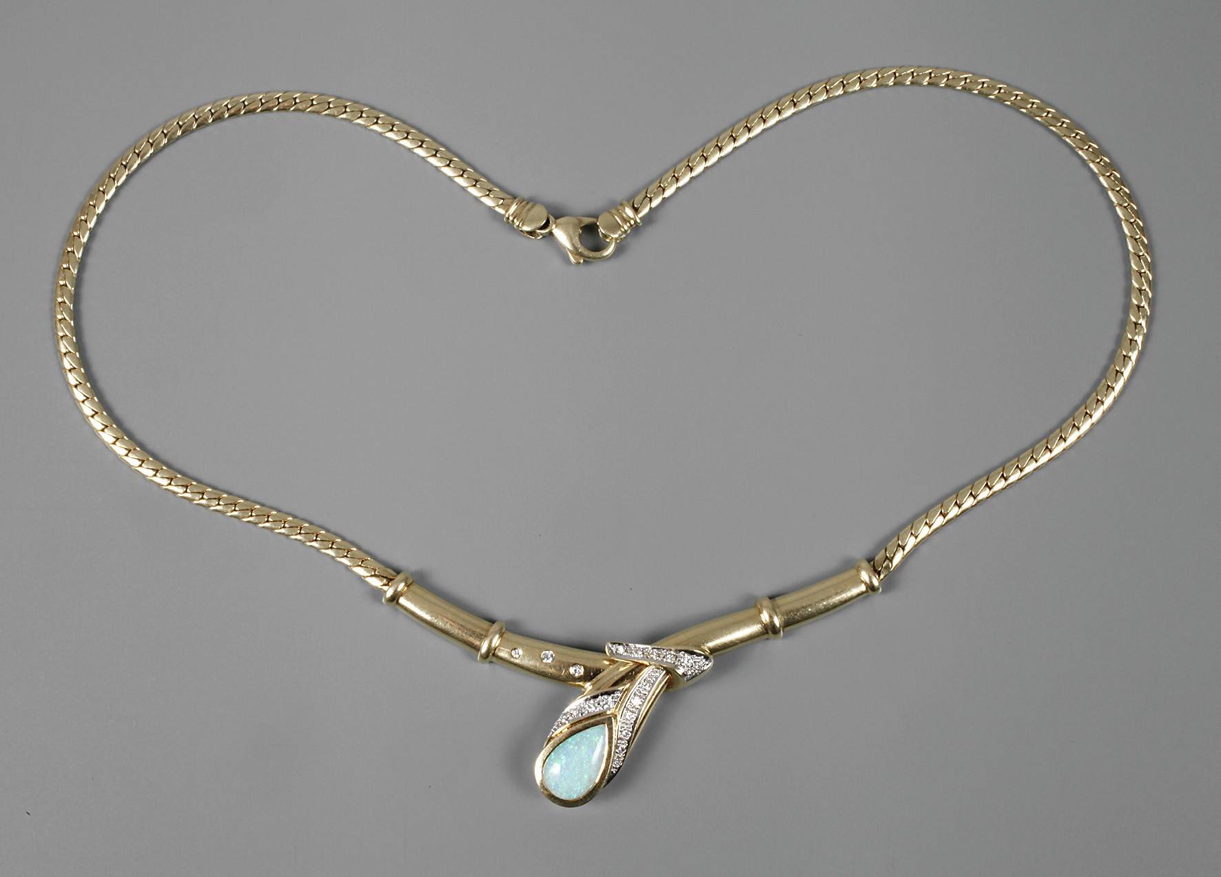 Collier mit Opal und Brillanten