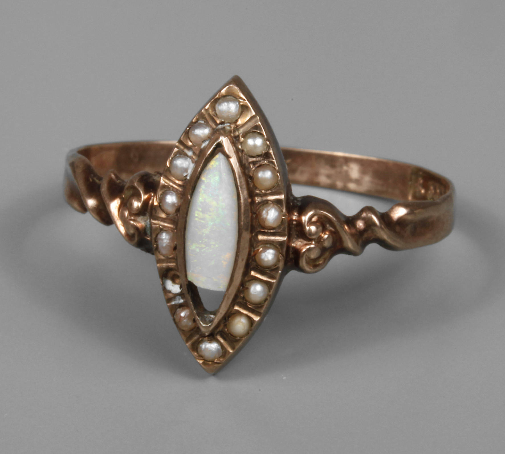 Damenring mit Edelopal und Perlen