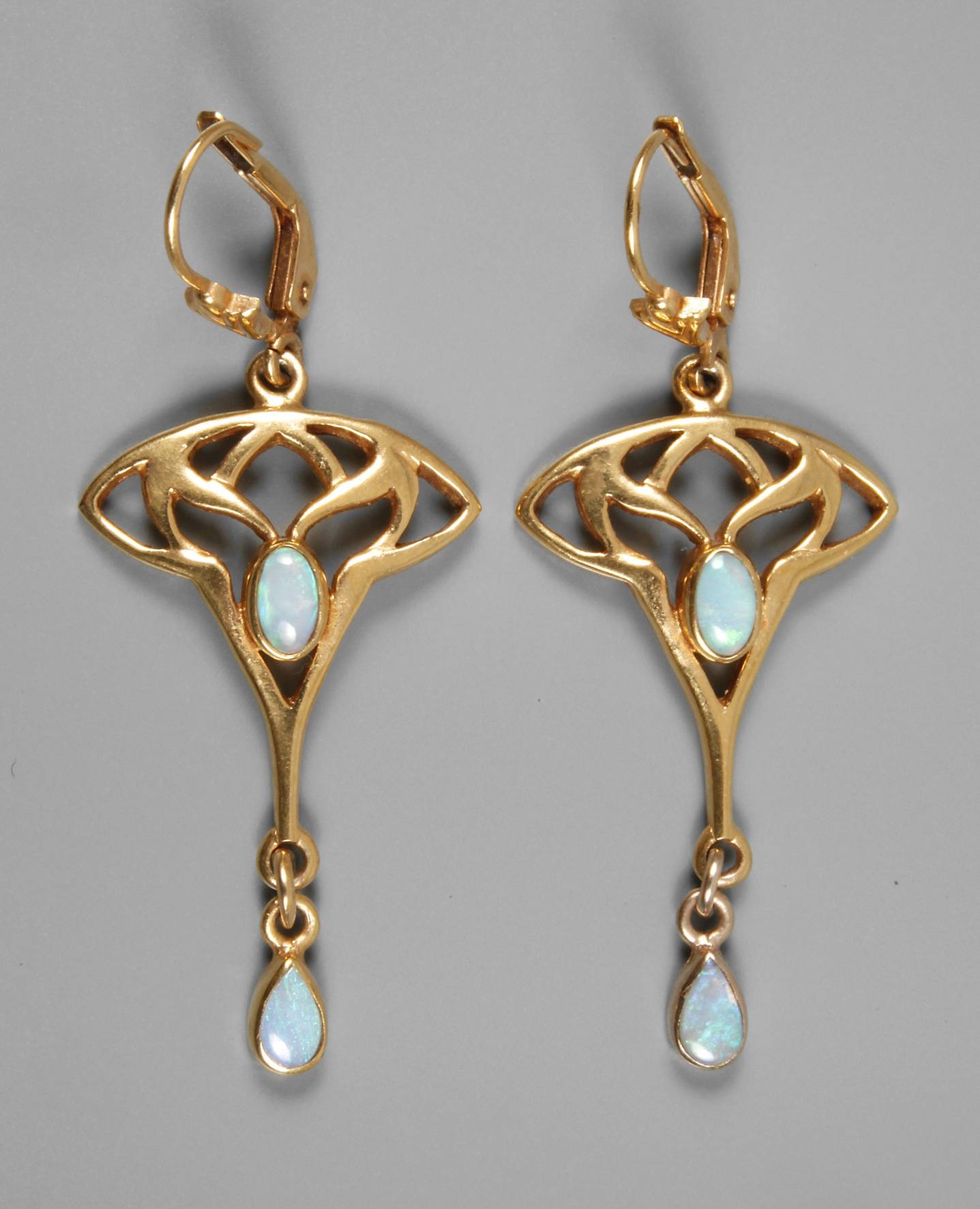 Paar Ohrhänger mit Edelopalen