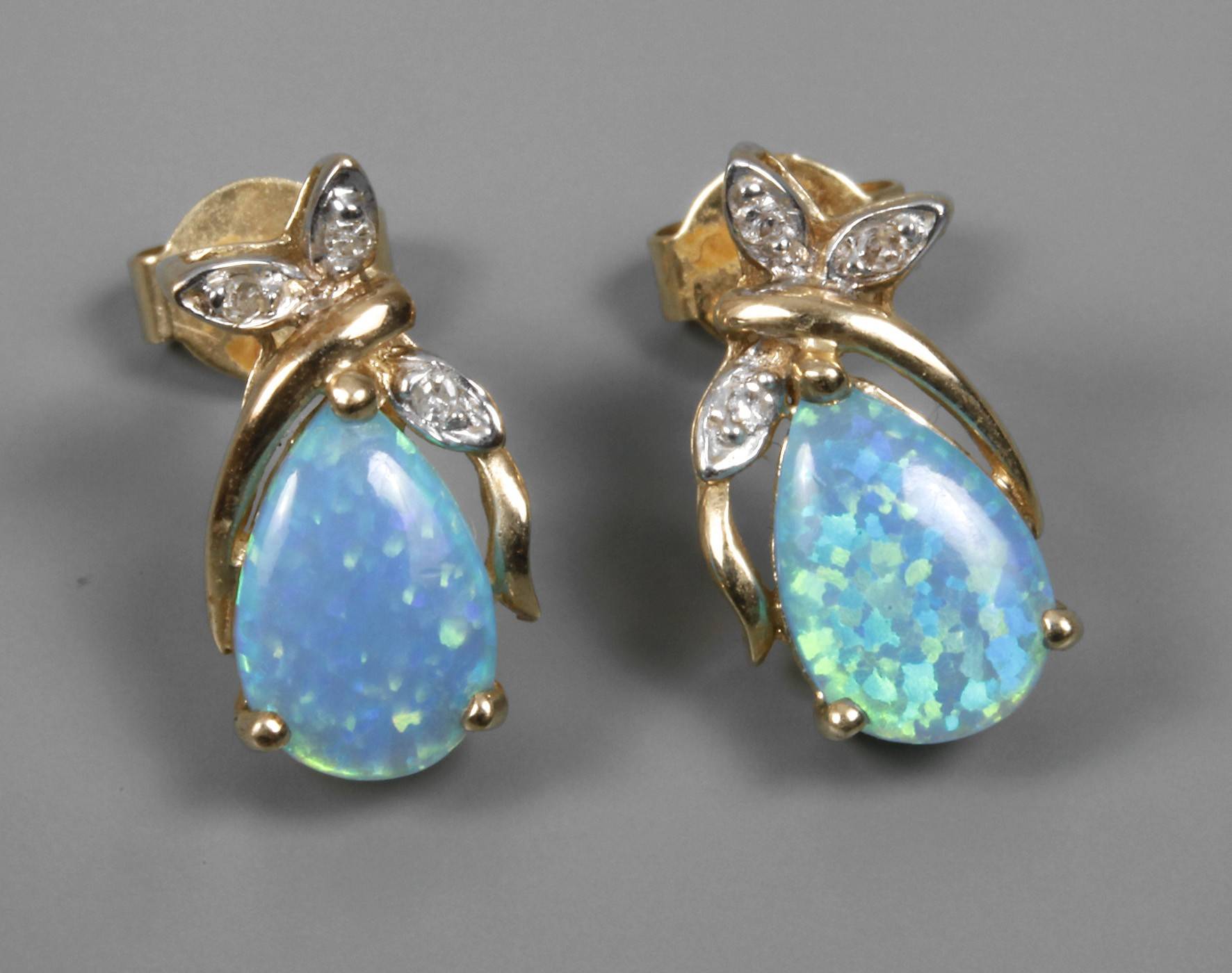 Paar Ohrstecker mit Edelopal und Diamanten