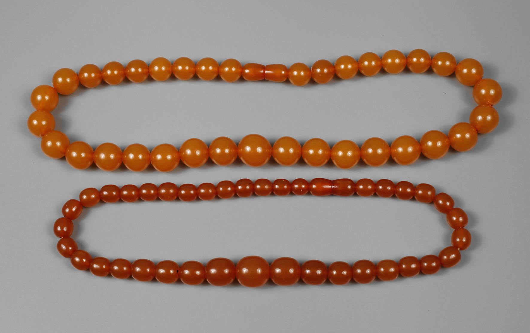 Zwei Colliers Pressbernstein