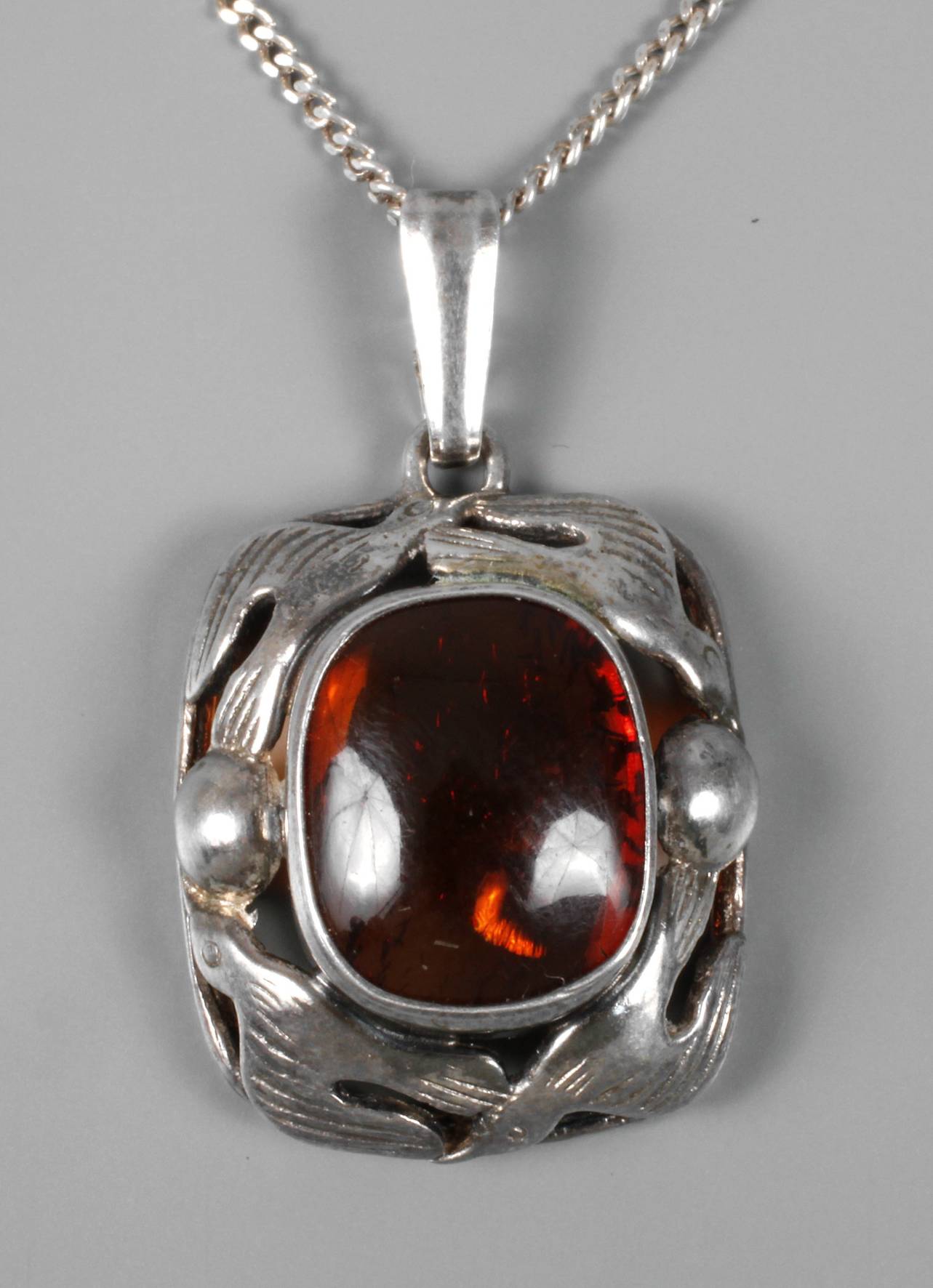 Bernsteinanhänger an Kette