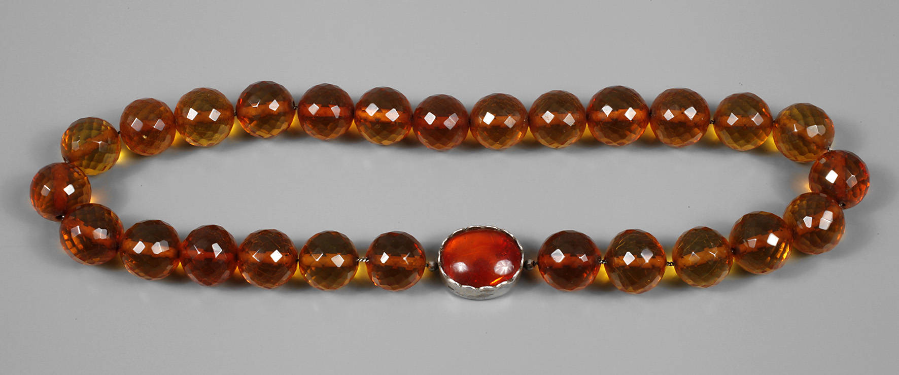 Bernsteinkette im Königsberger Schliff