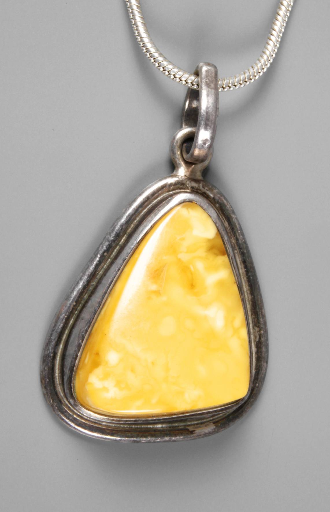 Silberanhänger mit Bernstein an Kette