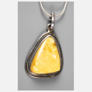 Silberanhänger mit Bernstein an Kette