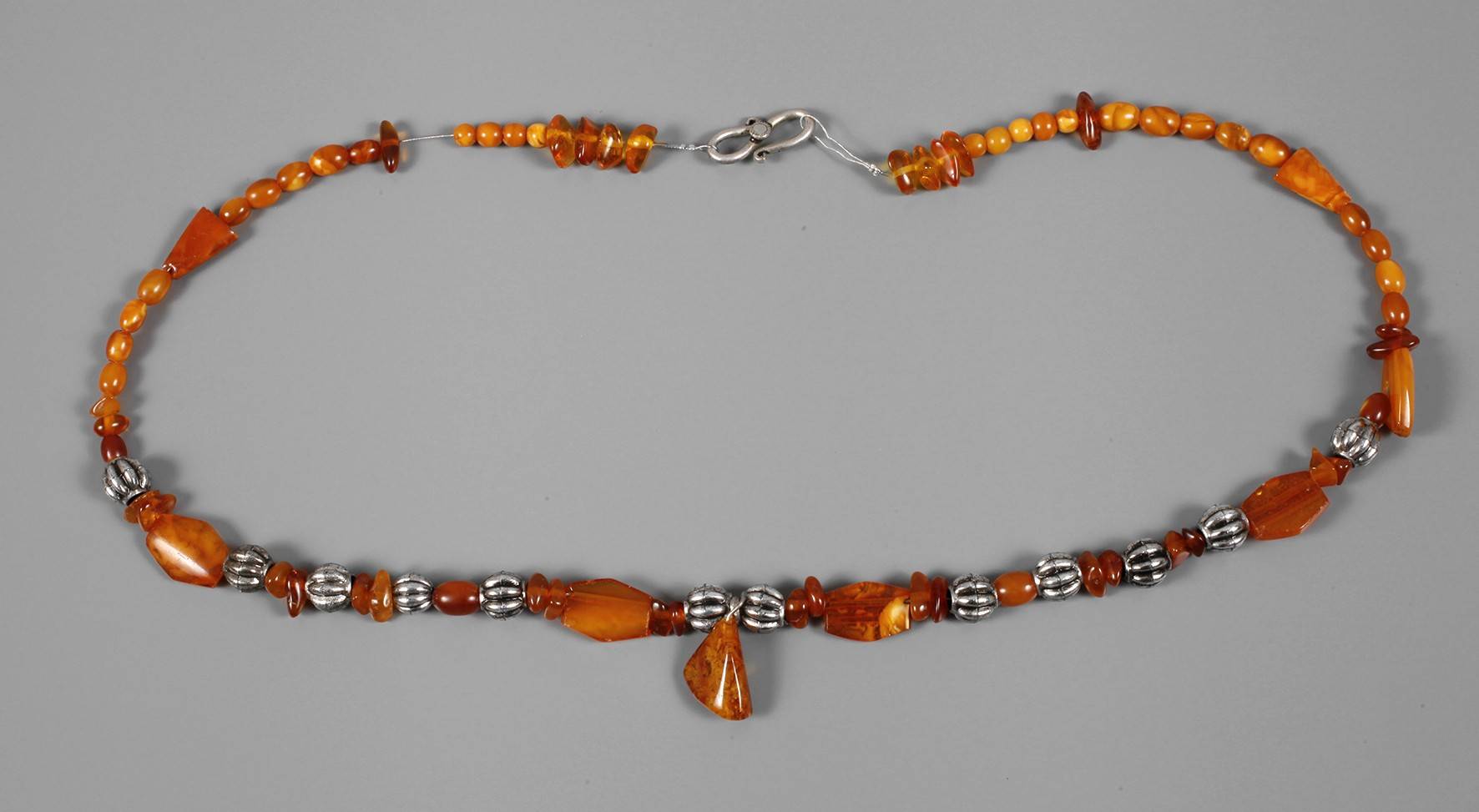 Bernsteinkette mit Metallzwischenteilen