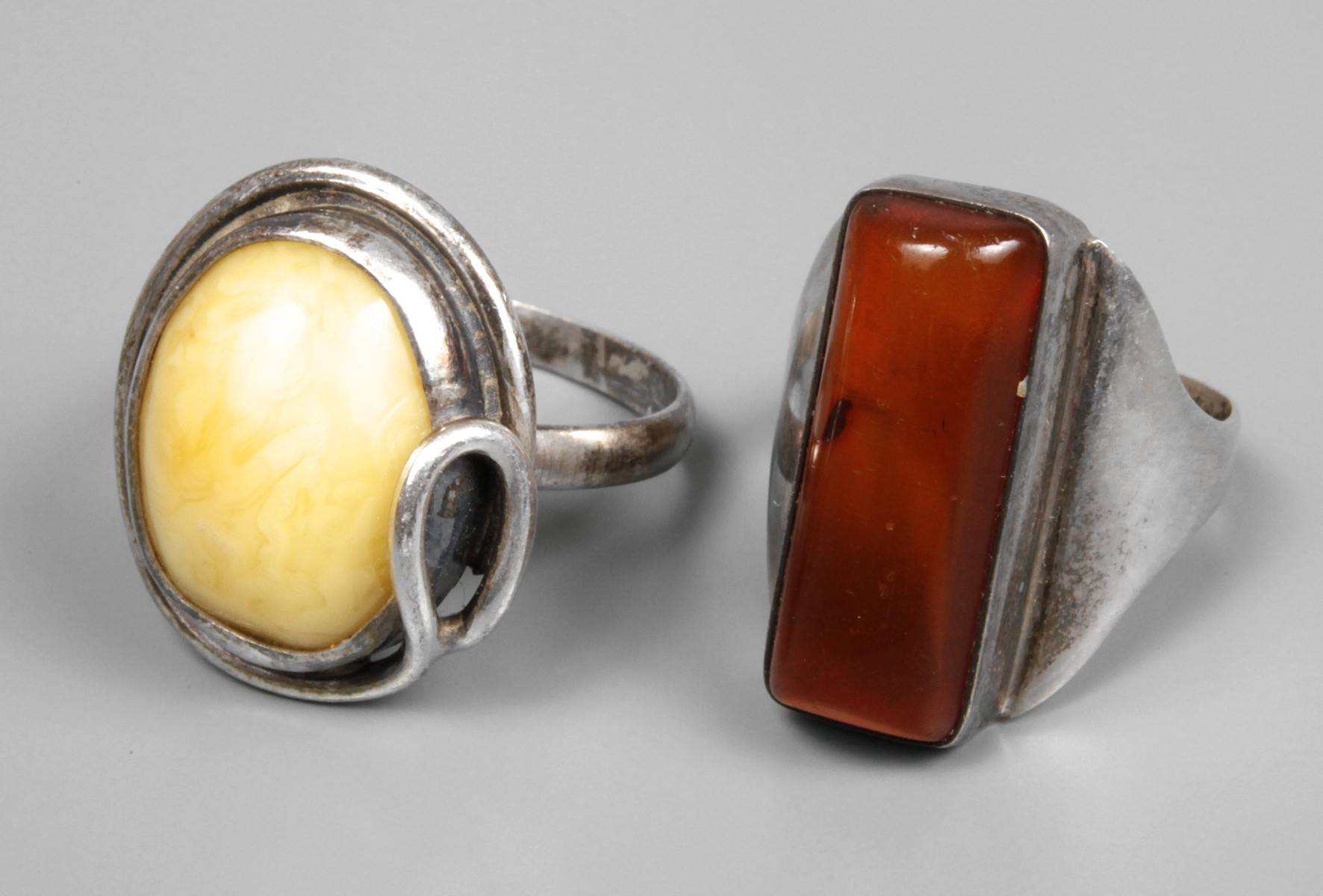 Zwei Silberringe mit Bernstein