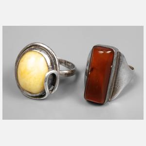 Zwei Silberringe mit Bernstein