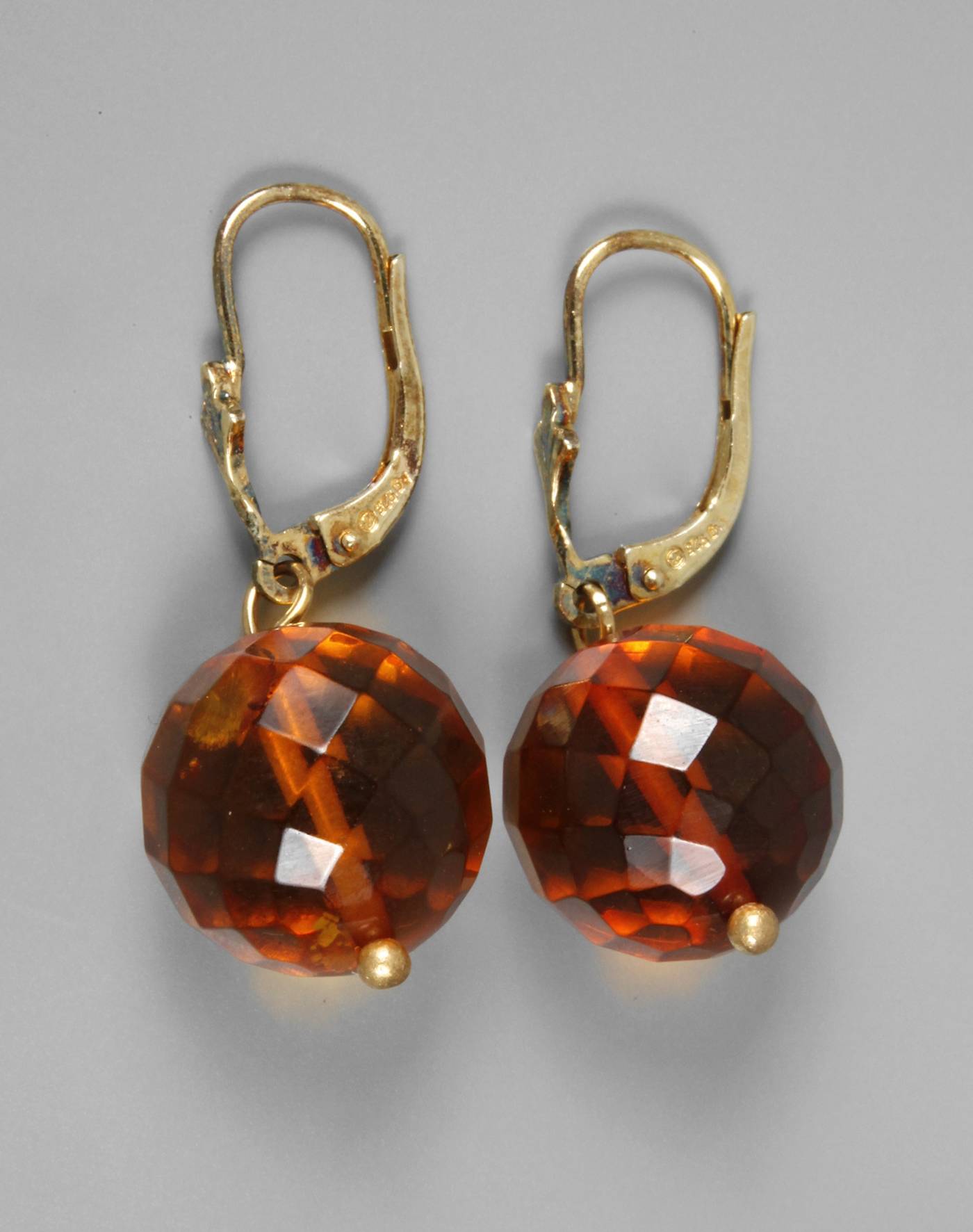 Paar Ohrhänger mit facettierten Bernsteinkugeln