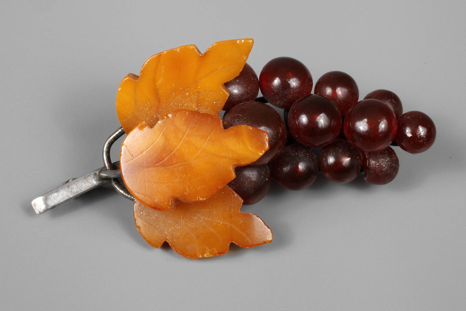 Bernsteinbrosche als Traube