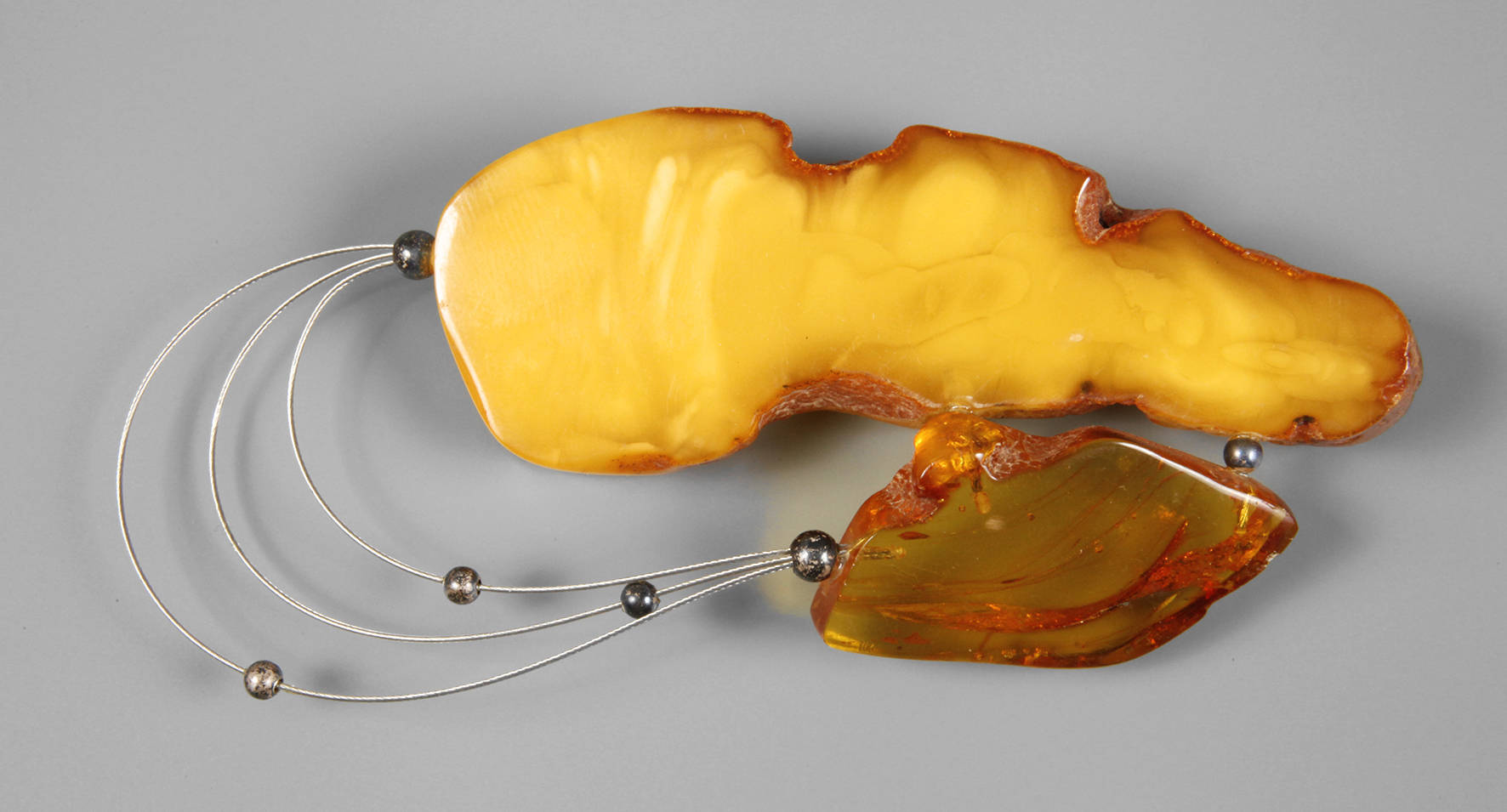 Moderne Bernsteinbrosche