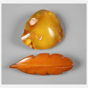 Zwei Bernsteinbroschen