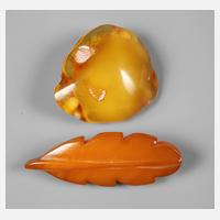 Zwei Bernsteinbroschen111