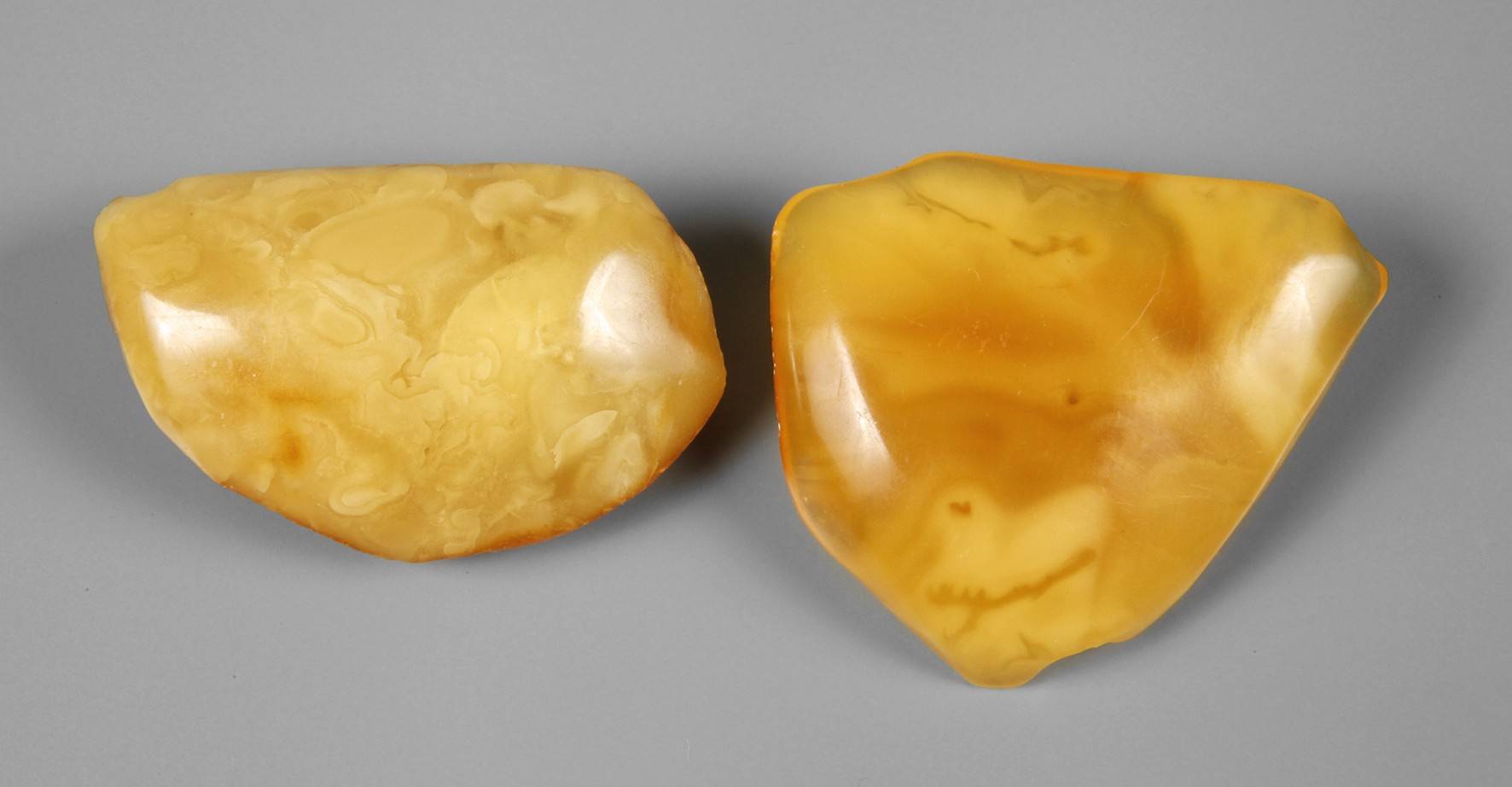 Zwei Bernsteinbroschen