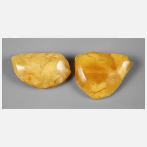 Zwei Bernsteinbroschen