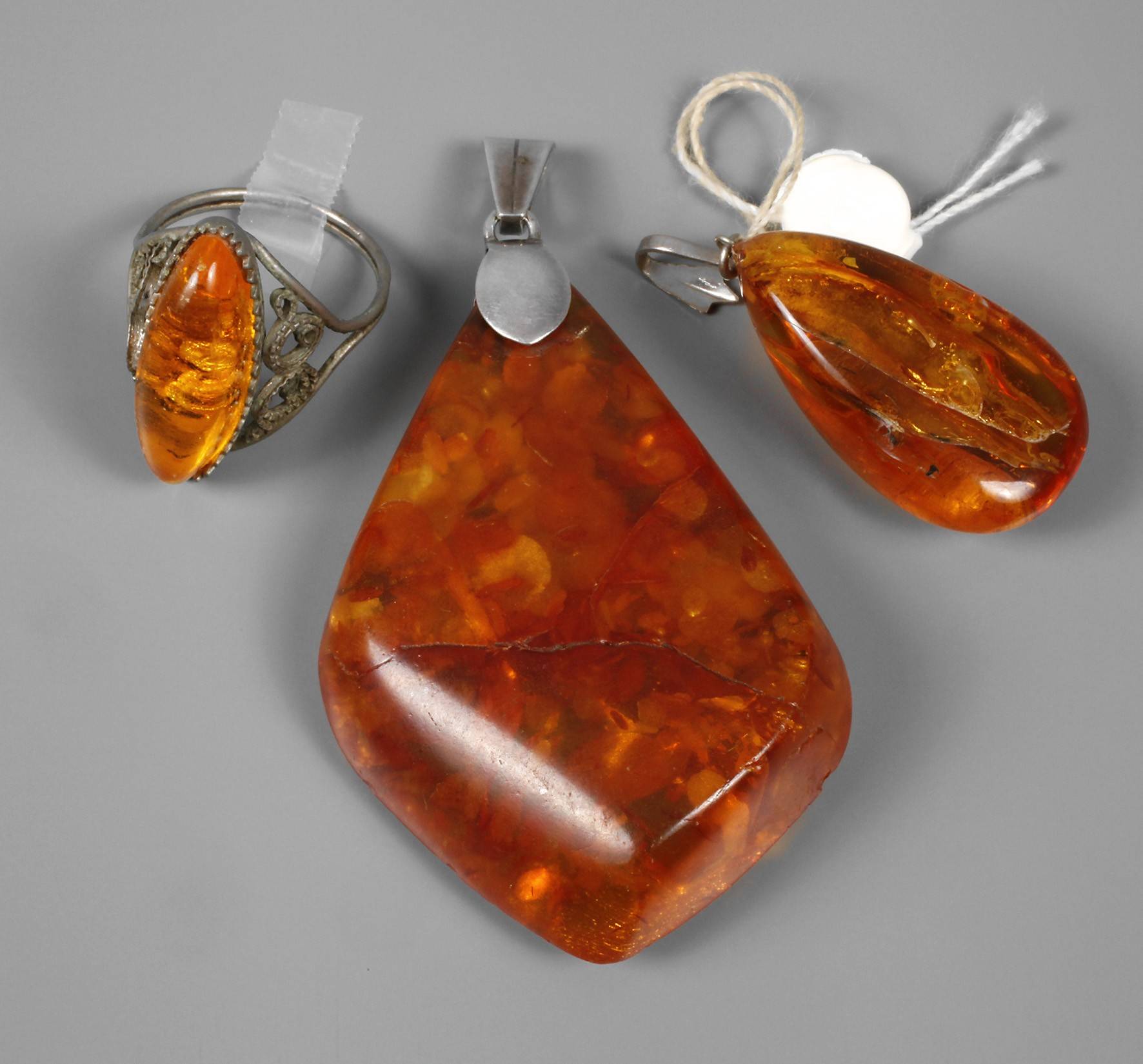 Drei Teile Bernsteinschmuck