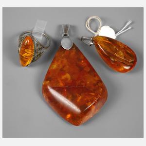 Drei Teile Bernsteinschmuck