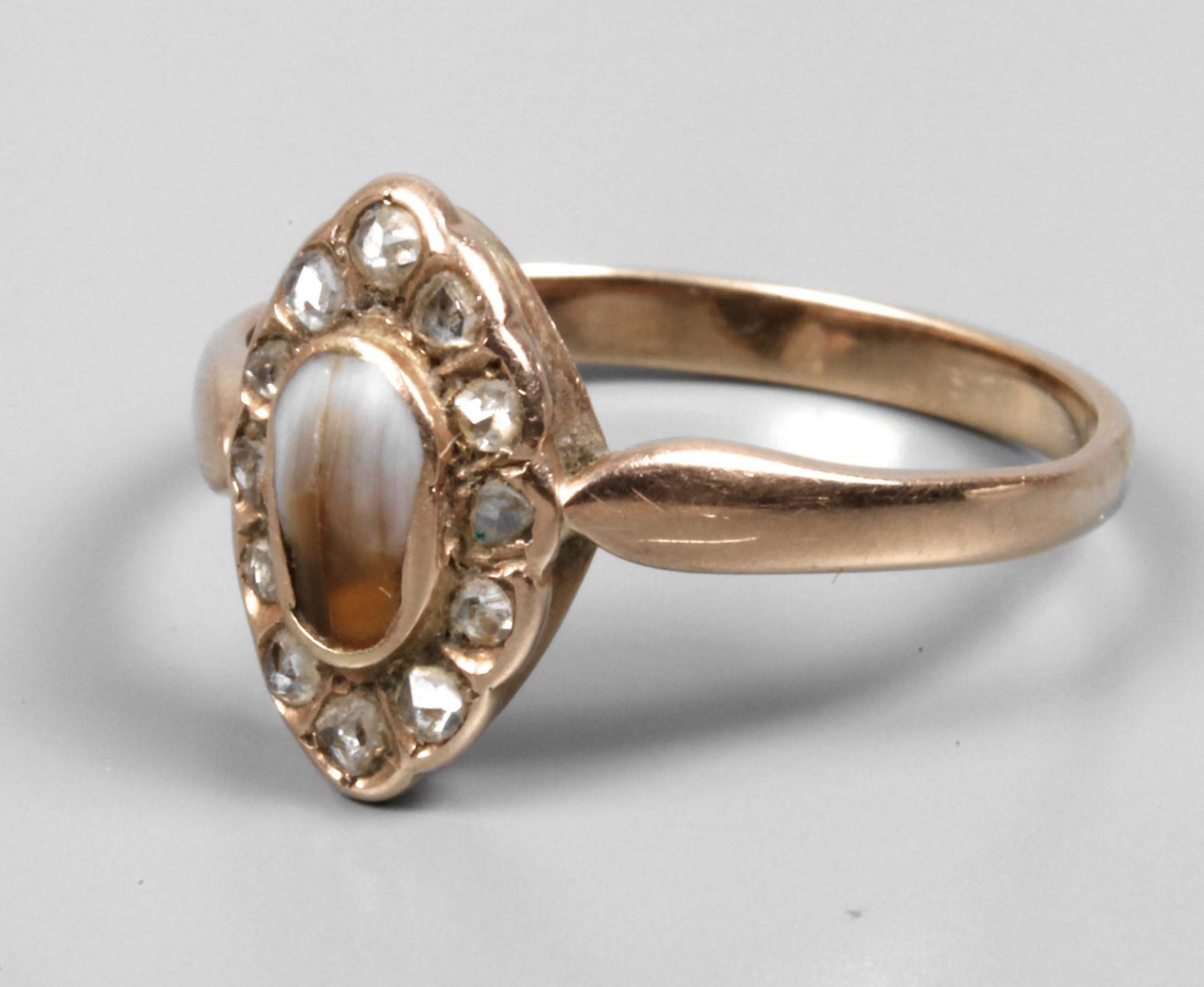 Klassizistischer Damenring mit Diamanten