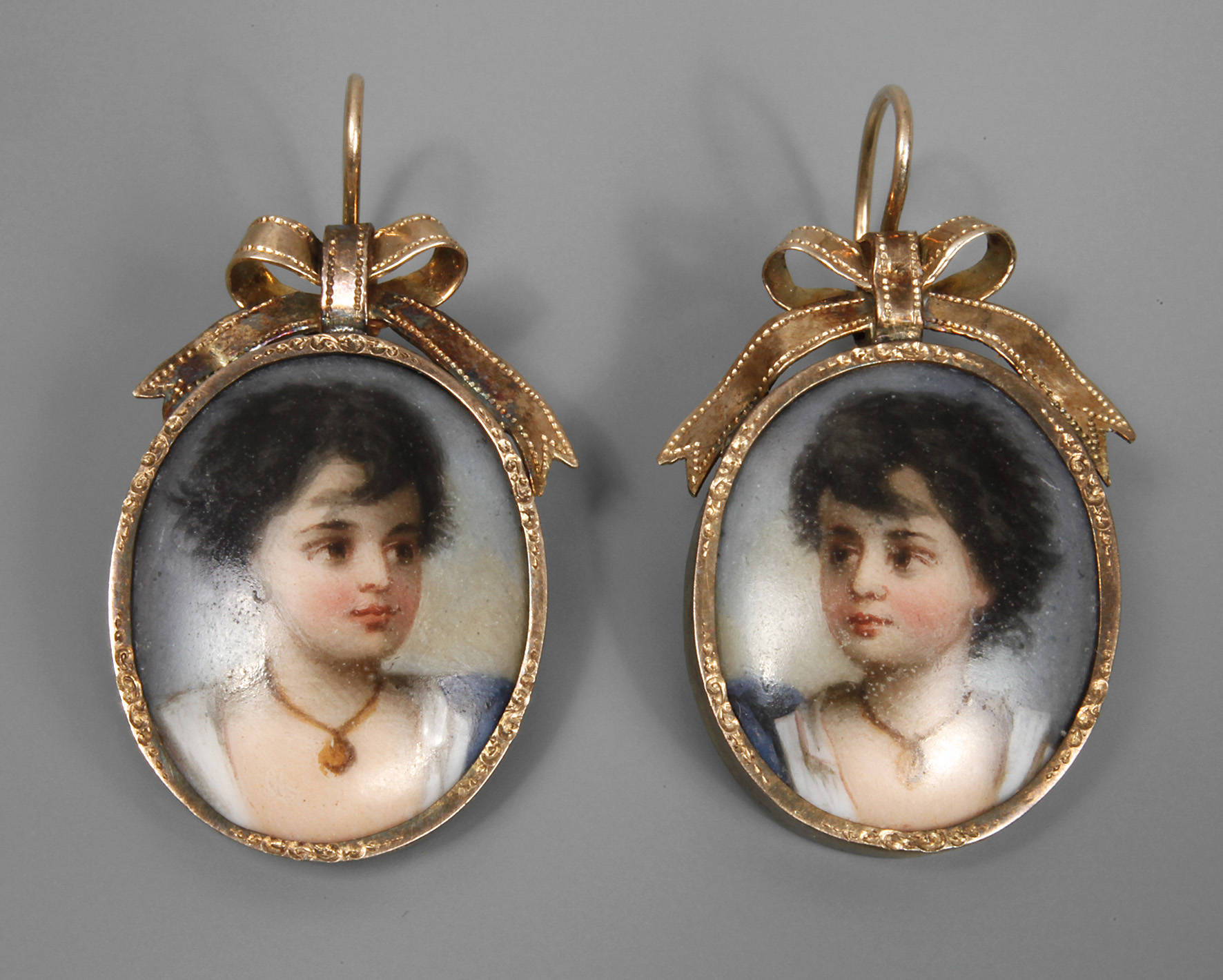 Paar Biedermeierohrhänger mit Porzellanmalerei