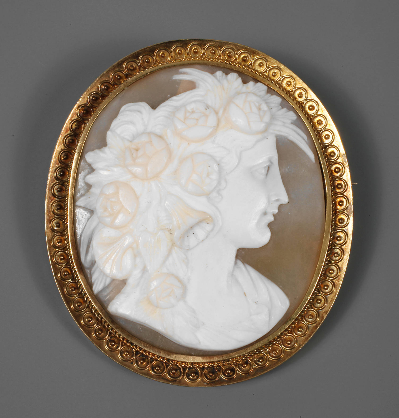 Goldbrosche mit Muschelkamee