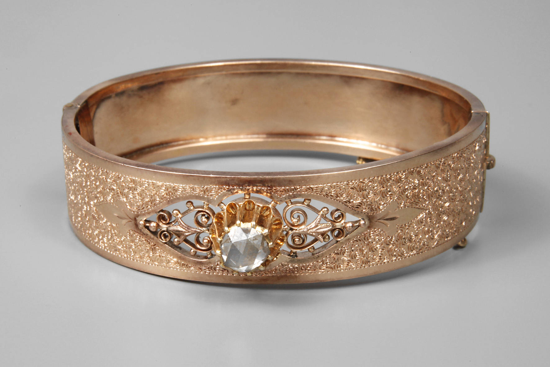 Historismusarmreif mit großer Diamantrose