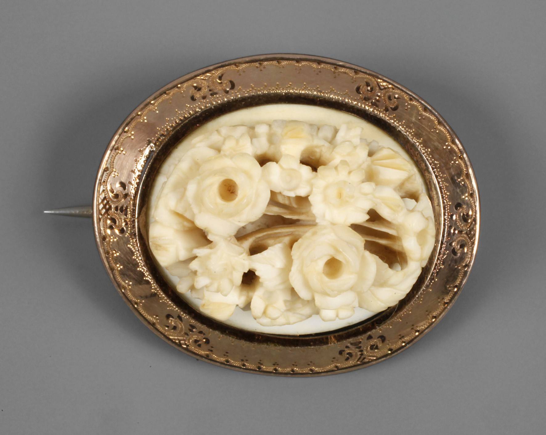 Brosche mit Elfenbeinschnitzerei