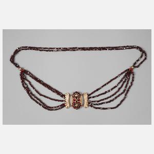 Granatcollier mit Schmuckschließe