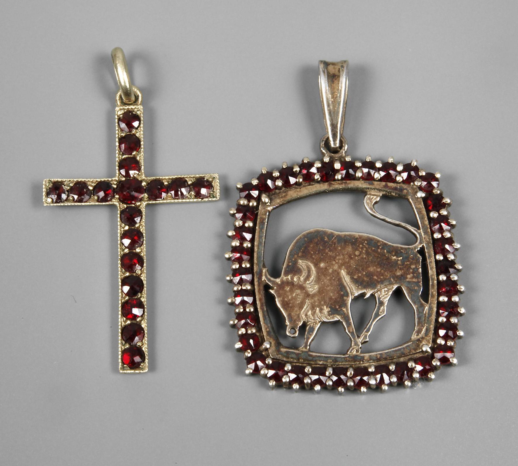 Zwei Anhänger mit Granatbesatz