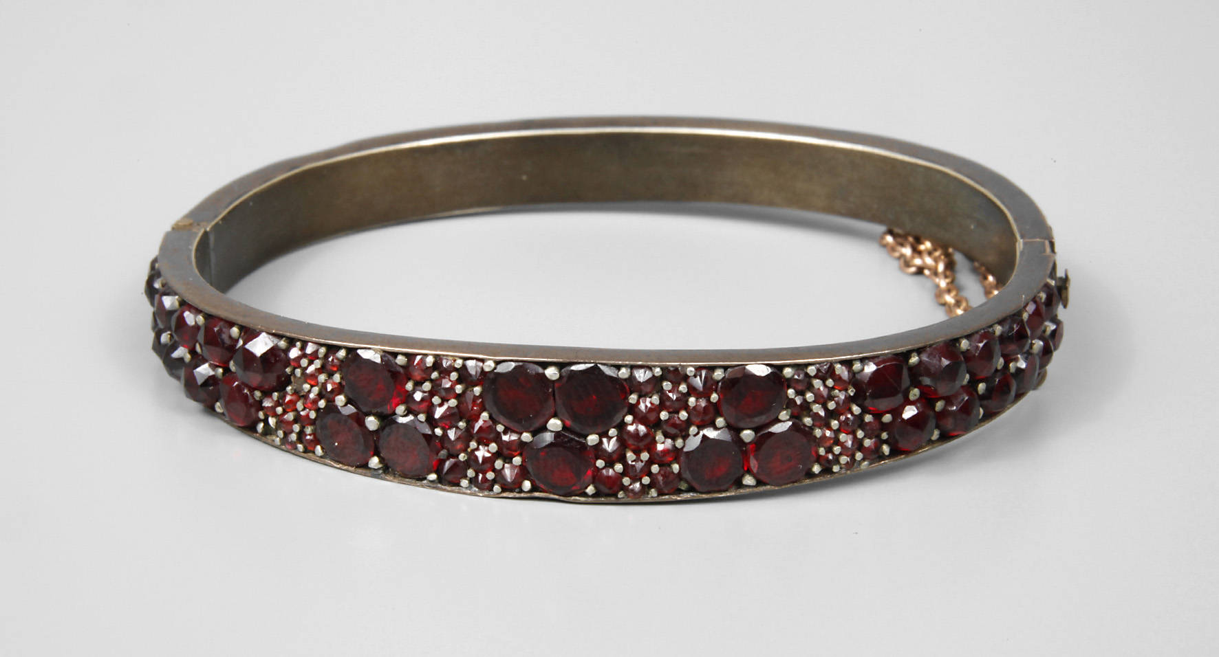 Armreif mit Granatbesatz