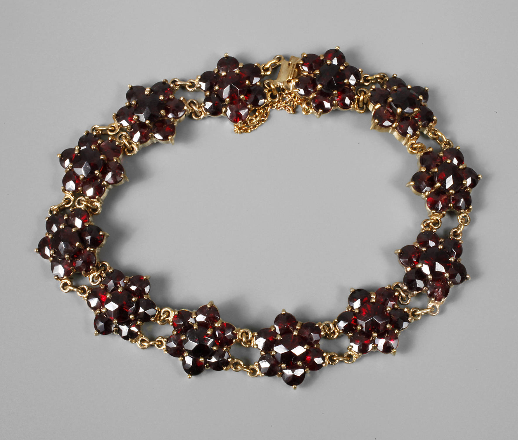 Goldarmband mit Granatbesatz