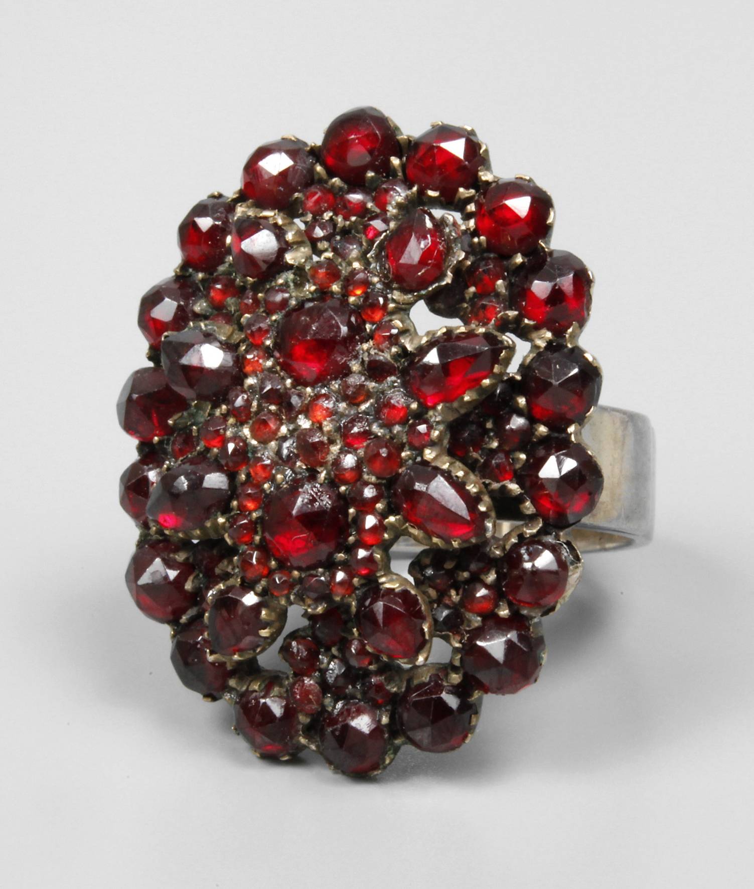 Damenring mit Granatbesatz