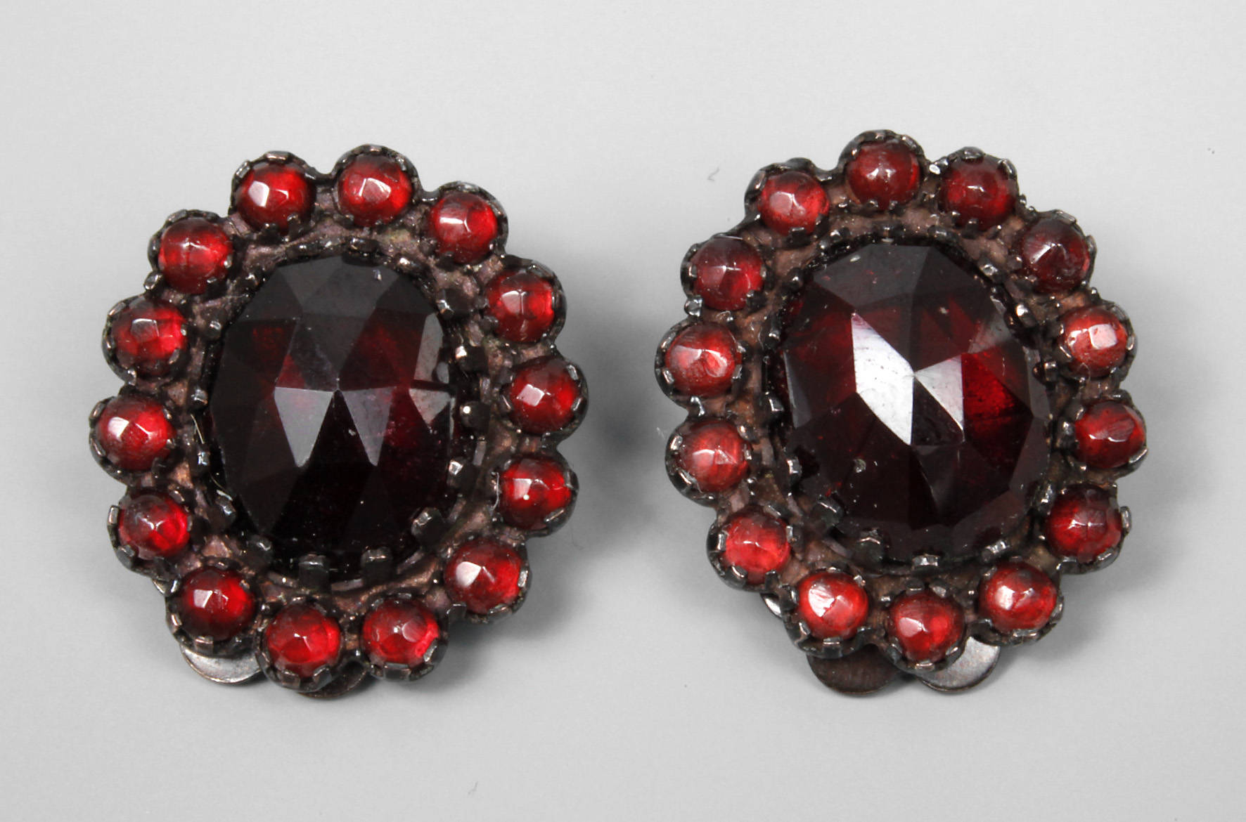 Paar Ohrclips mit Granatbesatz