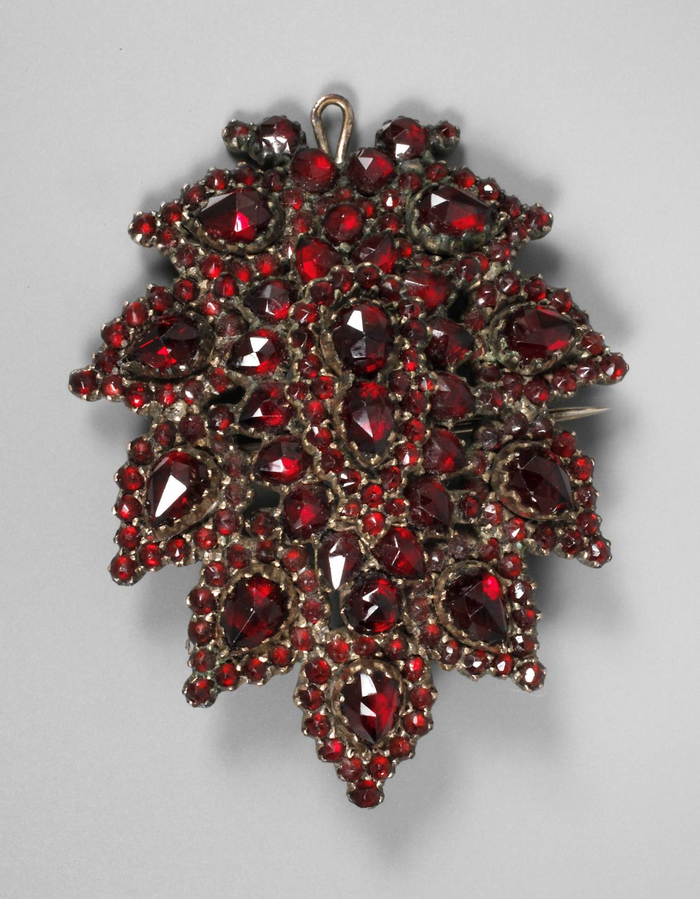 Granatbrosche als Blatt